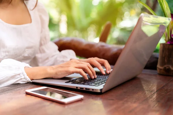 Giovane Viaggiatore Freelance Donna Che Lavora Online Utilizzando Computer Portatile — Foto Stock