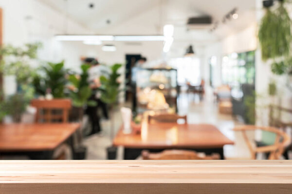 Пустой деревянный стол платформы и расплывчатый размытый интерьер ресторана и кафе