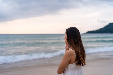 Genç bir kadın kasvetli bir günde denize bakarken kendini yalnız ve üzgün hissediyor.