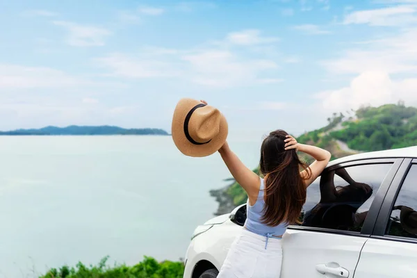Junge Reisende Blickt Mit Ihrem Auto Auf Den Schönen Meerblick — Stockfoto
