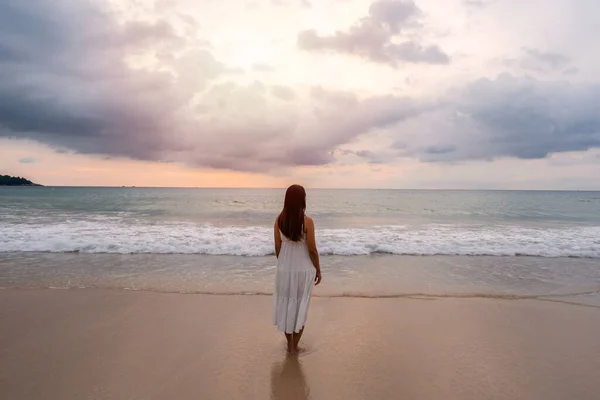 Νεαρή Γυναίκα Αισθάνεται Μόνη Και Λυπημένη Κοιτάζοντας Θάλασσα Μια Ζοφερή — Φωτογραφία Αρχείου