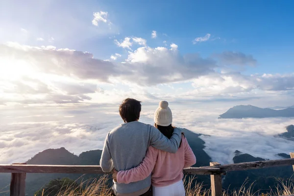 Junges Paar Reisende Mit Blick Auf Den Sonnenaufgang Und Das — Stockfoto