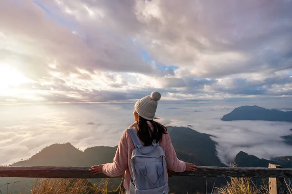 Junge Reisende Mit Blick Auf Den Sonnenaufgang Und Das Nebelmeer — Stockfoto