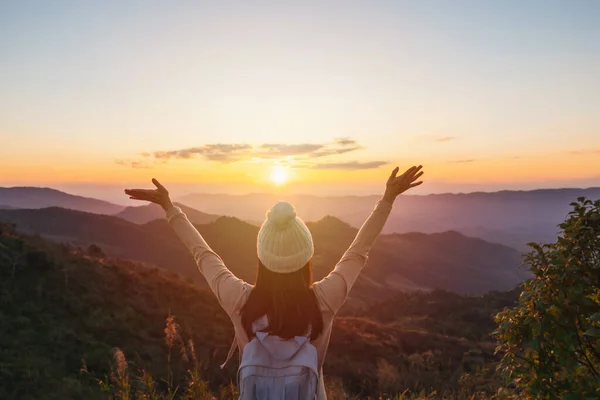 Szczęśliwa Młoda Kobieta Podróżnik Relaks Patrząc Piękny Zachód Słońca Szczycie — Zdjęcie stockowe