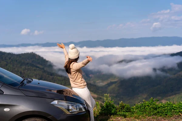 Junge Frau Mit Auto Beobachtet Ein Schönes Nebelmeer Über Dem — Stockfoto