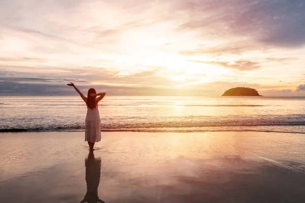 Νεαρή Γυναίκα Ταξιδιώτη Περπάτημα Και Απολαμβάνοντας Όμορφο Ηλιοβασίλεμα Στην Ήσυχη — Φωτογραφία Αρχείου