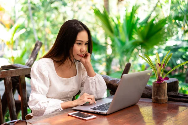 Jovem Viajante Freelancer Trabalhando Online Usando Laptop Enquanto Viaja Férias — Fotografia de Stock