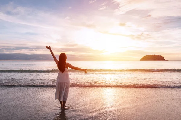 Νεαρή Γυναίκα Ταξιδιώτη Περπάτημα Και Απολαμβάνοντας Όμορφο Ηλιοβασίλεμα Στην Ήσυχη — Φωτογραφία Αρχείου