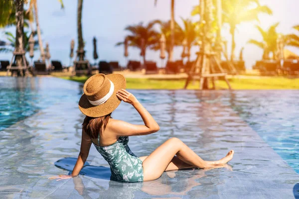 Young Woman Traveler Relaxing Enjoying Tropical Resort Pool While Traveling — Stock Photo, Image