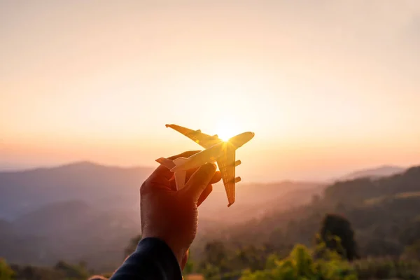 Hand Hand Ein Miniaturflugzeug Mit Blick Auf Die Berge Bei — Stockfoto