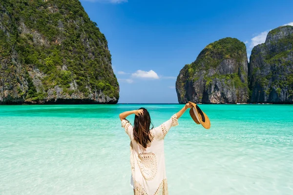 Young Woman Traveler Relaxing Enjoying Beautiful Tropical White Sand Beach — Stock Photo, Image