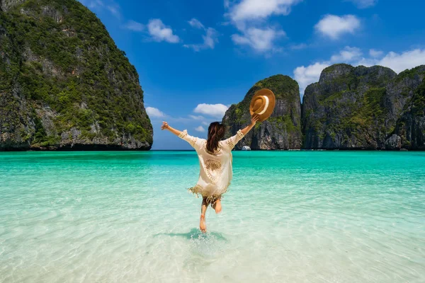 Young Woman Traveler Relaxing Enjoying Beautiful Tropical White Sand Beach — Stock Fotó