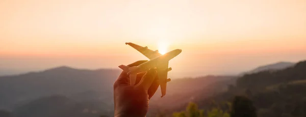 Hand Holding Miniature Airplane Mountain View Sunrise Summer Vacation Travel — Foto de Stock