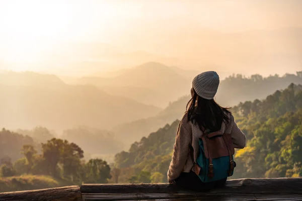 Ευτυχισμένη Νεαρή Γυναίκα Ταξιδιώτη Χαλάρωση Και Κοιτάζοντας Την Όμορφη Ανατολή — Φωτογραφία Αρχείου