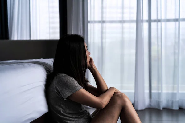 Samotna Młoda Kobieta Czuje Się Przygnębiona Zestresowana Siedząc Ciemnej Sypialni — Zdjęcie stockowe