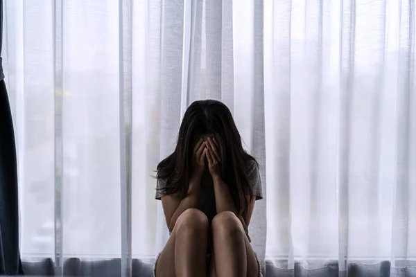 孤独的年轻女性感到沮丧和压力 坐在黑暗的卧室里 消极的情绪和心理健康的概念 — 图库照片