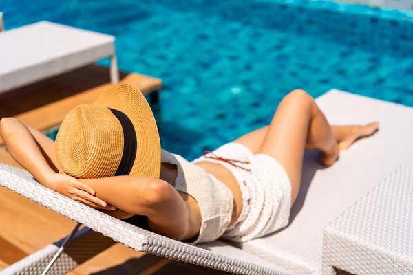 Young Woman Traveler Relaxing Resort Pool While Traveling Summer Vacation — Stock Photo, Image