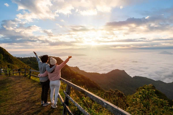Junges Paar Reisende Mit Blick Auf Den Sonnenaufgang Und Das — Stockfoto