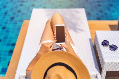 Yaz tatilinde seyahat ederken telefon kullanan genç bir gezgin.