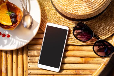Boş ekran akıllı telefon seyahat aksesuarları ahşap masa, yaz tatili konsepti
