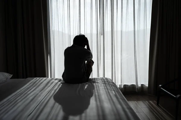 孤独的年轻人感到沮丧和压力 坐在黑暗的卧室里 消极的情绪和心理健康的概念 — 图库照片