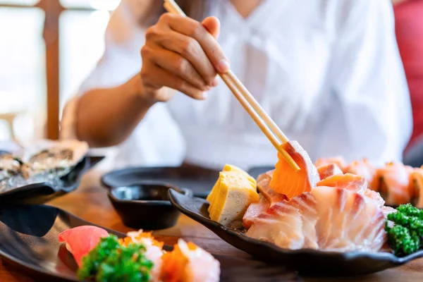 Jovem Asiático Mulher Comer Sashimi Definido Japonês Restaurante — Fotografia de Stock