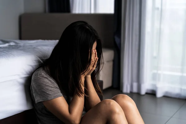 Einsame Junge Frau Die Sich Depressiv Und Gestresst Fühlt Sitzt — Stockfoto