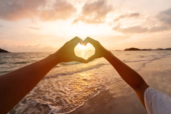 Young Couple Traveler Making Heart Shape Hands Beach Sunset Lovers —  Fotos de Stock