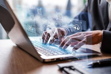 Dijital teknoloji bağlantısı ve pazarlaması için akıllı araçlar kullanan iş adamı, küresel internet ağı kavramı