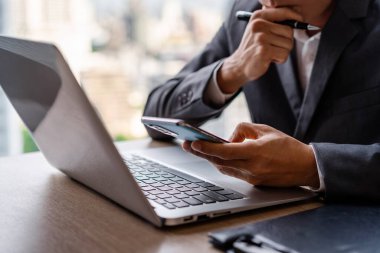 Stresli ve ciddi iş adamı görünümlü belge raporları ve ofiste dizüstü bilgisayarla çalışmak, küresel ekonomik sorun