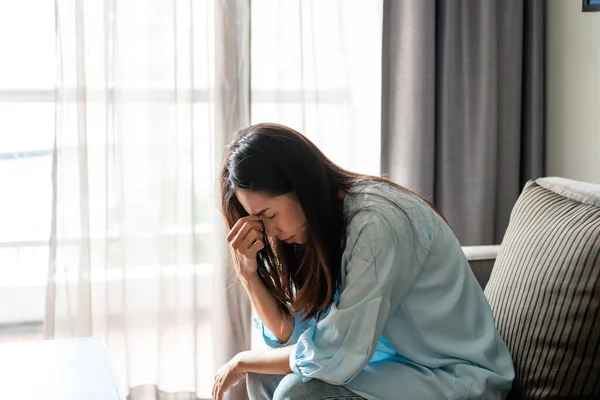 Yalnız Genç Bir Kadın Evde Otururken Depresyonda Stresli Hissediyor Negatif — Stok fotoğraf