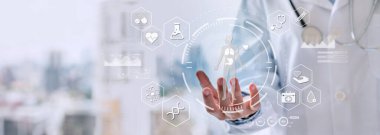 Hologram üzerinde çalışan ve dokunan tıp doktoru modern sanal ekran arayüzü, sağlık ve gelecekteki teknoloji kavramı