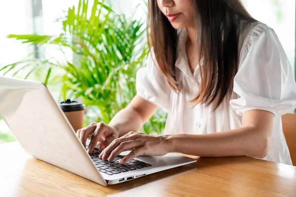 Jovem Viajante Freelancer Trabalhando Line Usando Laptop Enquanto Viaja Férias — Fotografia de Stock