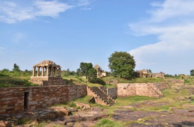 Chandela hükümdarı Paramaditya Dev tarafından inşa edilen Kalinzar Kalesi Neelkanth Tapınağı.