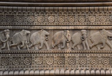 Chandela hükümdarı Paramaditya Dev tarafından inşa edilen Kalinzar Kalesi Neelkanth Tapınağı.
