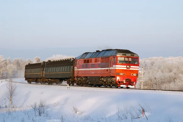 Russische diesellocomotief met passagierstrein, regio novgorod, Rusland — Stockfoto