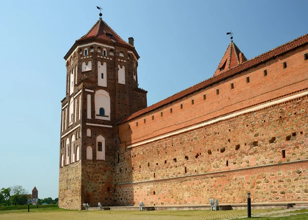 Zdi a věže zámku mir, oblast grodno, Bělorusko Stock Obrázky