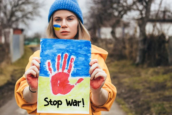 Portret Van Jonge Mooie Vrouw Met Bloemen Oekraïense Vlag Stop Stockfoto