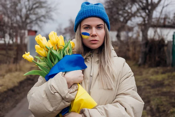 Portret Van Een Droevige Oekraïense Vrouw Met Tulpenbloemen Met Oekraïense Stockfoto