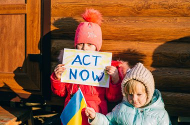 Genç vatanseverler, çocuk eylemciler. Ukraynalı küçük kızlar savaşı durdurmak istiyor. Yazılı pankartı yükseltin. Ukrayna 'daki savaşı durdurun.