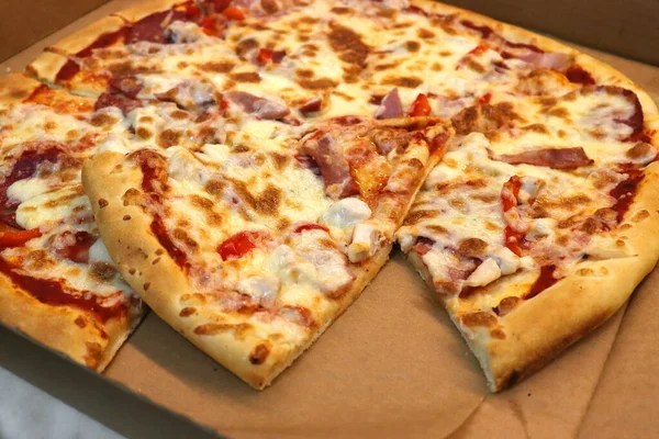 Pizza sonkával és paradicsommal. Kilátás fentről. Pizza Margaritta kartondobozban — Stock Fotó