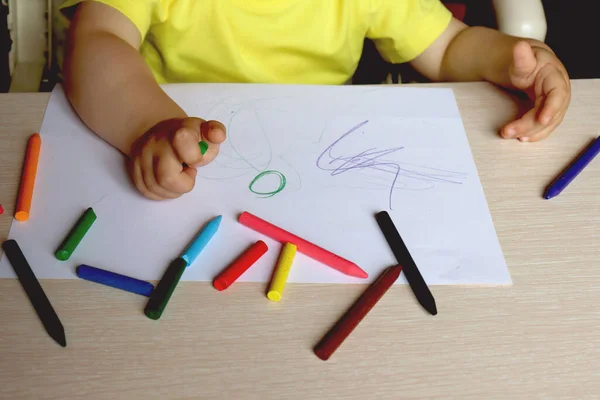 Cropped portrait of young child drawing picture with colored pencils, copy space — Foto Stock