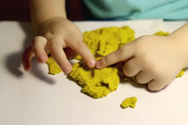 Un bambino gioca con la sabbia cinetica. sviluppo sensoriale. Sviluppo motorio. Giochi per bambini — Foto Stock