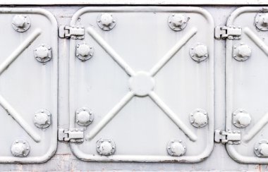 Beyaz metalik kapılar