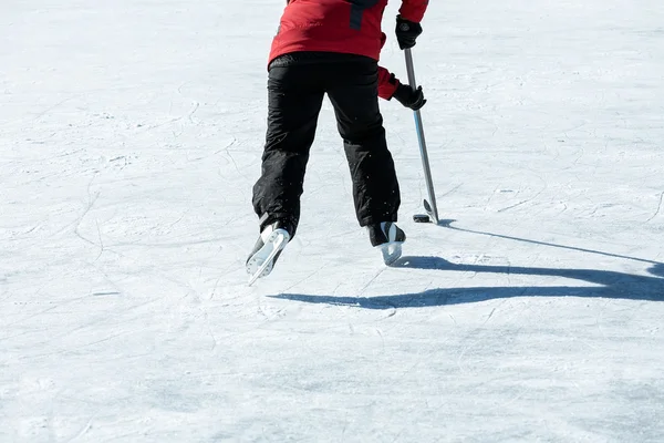 Молодой человек играет в открытый хоккей — стоковое фото