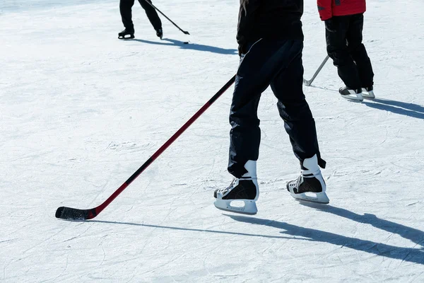 Giovani giocatori di hockey — Foto Stock