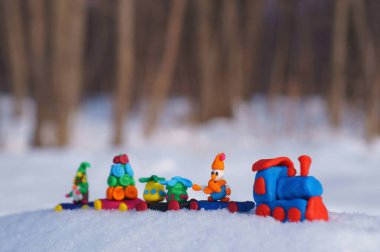 Ormanda karların arkasında plastikten yapılmış Noel treni..