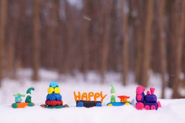 Oyuncak tren, kış ormanında plastikten yapılmış Noel oyuncaklarıyla dolu. Tatil dekorasyonları.