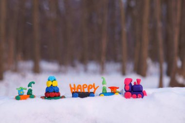 Oyuncak tren, kış ormanında plastikten yapılmış Noel oyuncaklarıyla dolu. Tatil dekorasyonları.