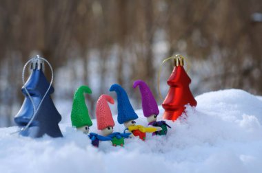 Kış ormanlarında hediyeli plastik cüce heykelcikleri..